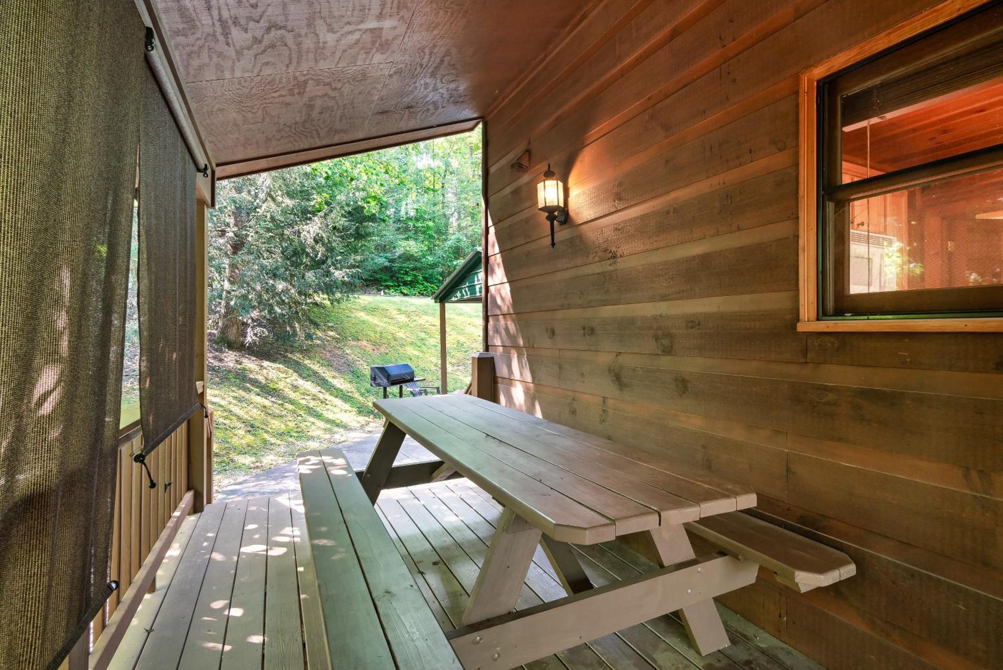 Peaceful Family Cabin With Hot Tub, Game Room, & More! Sevierville Exterior photo