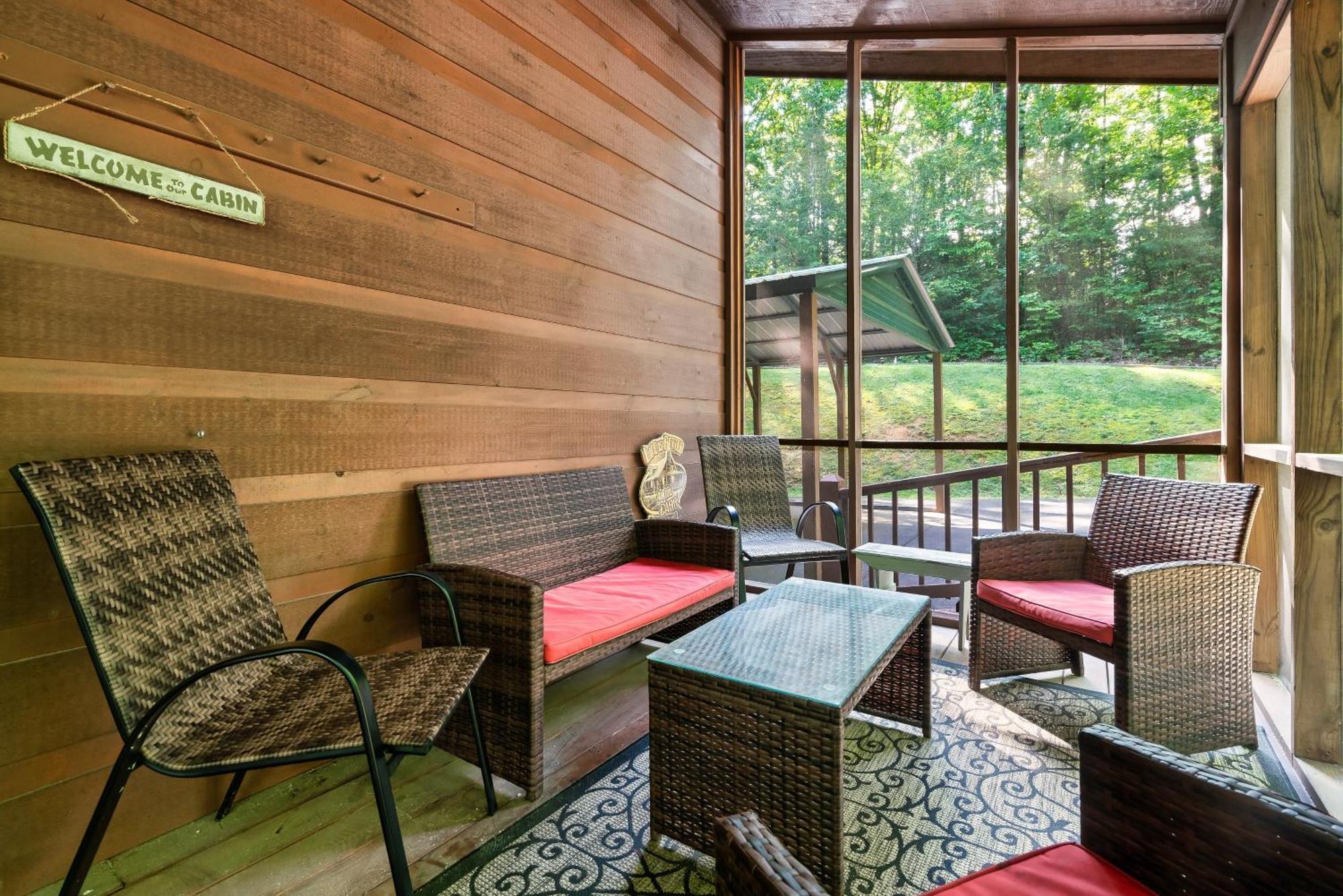 Peaceful Family Cabin With Hot Tub, Game Room, & More! Sevierville Exterior photo